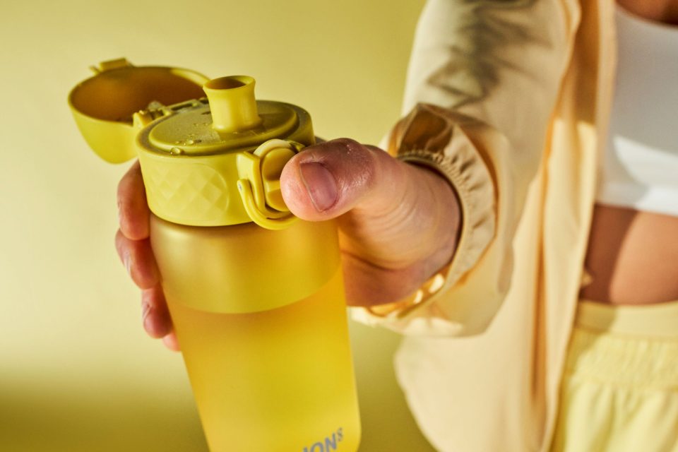 butelka ion8 żółta mała z nadrukiem firmowym